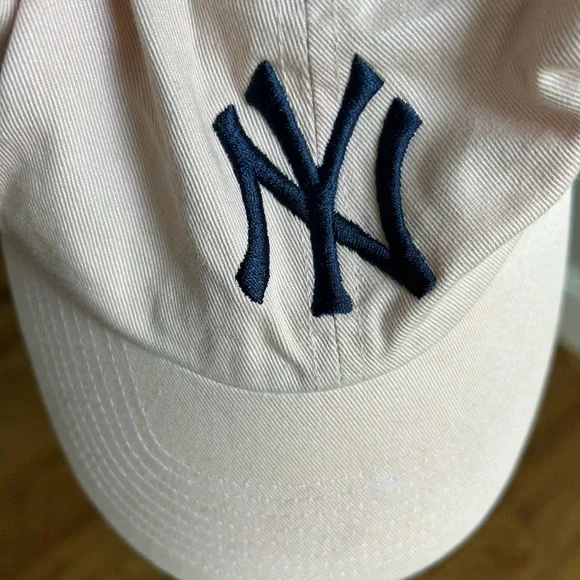 Never worn NY Yankees pink ladies curved brim dad cap - Picture 4 of 5
